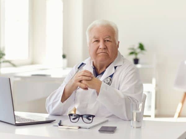 primo piano di un medico di base anziano